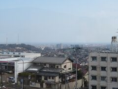 食後は地下鉄に乗り、一路八木山動物公園駅へ。
当該駅5Fにはちょっとした展望スペースが。
遠くには海が広がり、晴れた日には牡鹿半島も望めるとか。
左は大年寺山のテレビ電波塔ですね、見切れてますが実際は3基あります。
「スカイツリー」のミニチュアみたいで、可愛らしい。