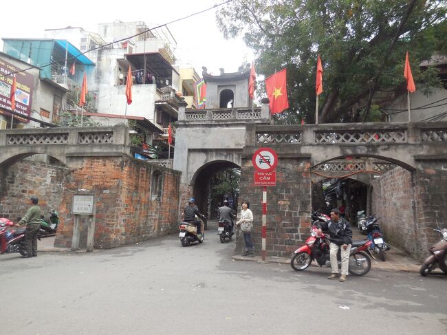 ドンハーモン（東河門）です。<br />16あった旧ハノイ城の門のひとつで、1749年に建てられた後、19世紀に修復されました。