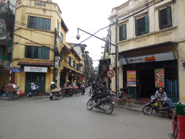 旧市街の一角です。自転車に果物や野菜を積んで売りに来ている人々。