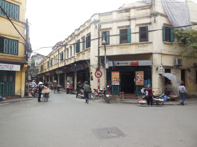 ノンラーをかぶってベトナムらしい光景です。