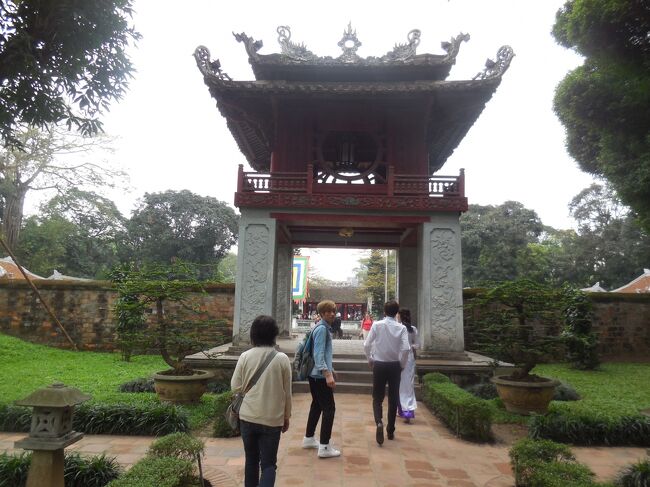 孔子を祀る文廟に着きました。<br />ここの歴史は古く、1070年に建てられたそうです。