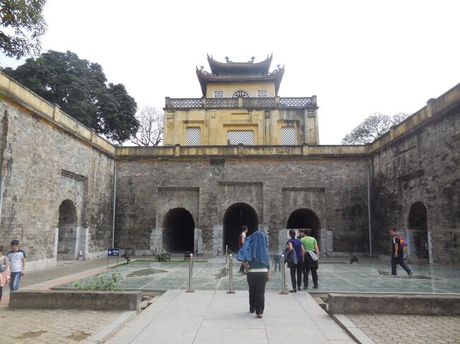 タンロン遺跡に着きました。<br />タンロン遺跡（昇龍皇城）の一角、ドアンモン（端門）、第１城壁の正門です。<br />ここは11世紀～19世紀初頭のベトナム王朝の城跡です。