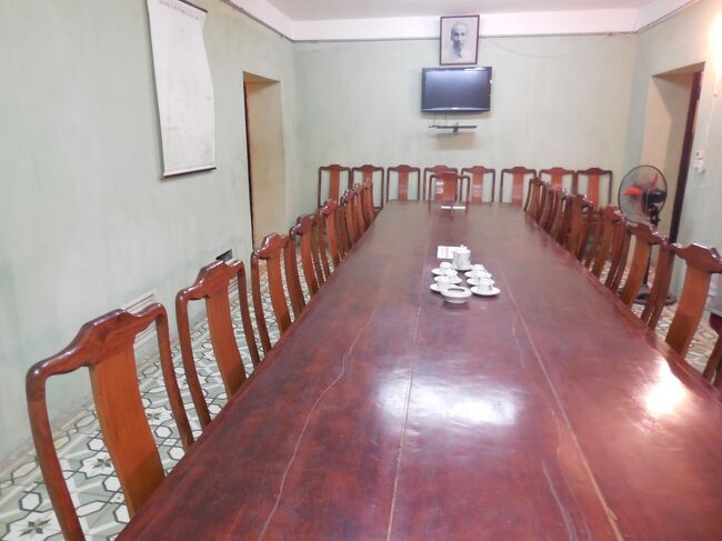 ベトナム戦争当時、旧北ベトナム軍の作戦司令部が置かれた「D-67」という施設が、地下室に設けられていました。ここは作戦会議室だそうです。