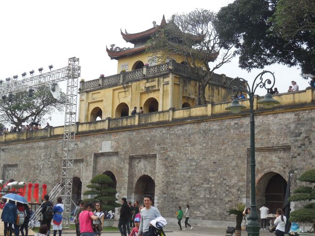 正門の前で何か催し物をしていました。