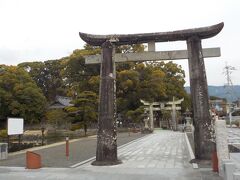 小城公園の一角にある岡山神社に参拝しました。写真は一の鳥居と二の鳥居です。