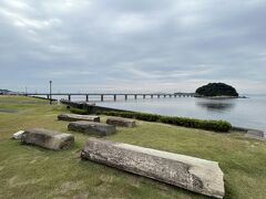 １５分ほど歩き竹島が見える竹島園地公園に着きました。ここにはベンチアートプロジェクト００３の「５」があり、そこに腰かけて海を見ながら朝食にすることにしました。