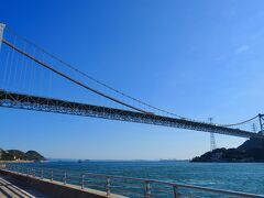 関門橋が一望できるエリアまでやってきました。
本州と九州をつなぐ、唯一の巨大な吊り橋。
そのスケールに圧倒されます。
