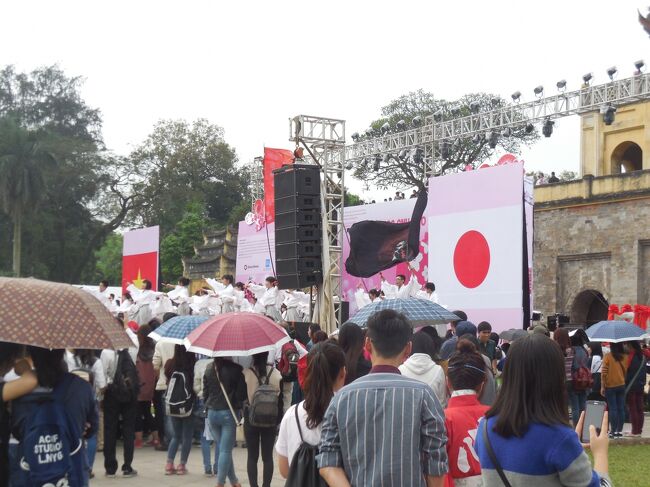 何か踊りをやっています。