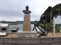 下田湾をバックにした「ペリー上陸記念碑」
車を駐車場から出して寄りました。

