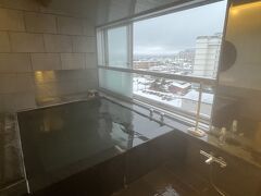 ホテルの個室露天風呂。３枚窓の２枚を開ければ、外界の景色と共に冷気が一気に飛び込んできます。
浴室全体で４畳＋、湯舟だけでも２畳＋の広さがあるので、わざわざ大浴場まで行かなくても温泉を満喫できます。