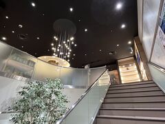 って事で夕飯です。
第１ターミナルの２階出発ロビーにある北海道どさんこプラザ内、階段を上がった所の「ノースカフェ＆BEER」へ。