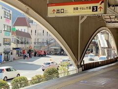 朝ごはんをたっぷり食べて１１時過ぎにチェックアウト
前日、日曜日は混雑がひどかった箱根湯本駅でしたが、平日は空いていました