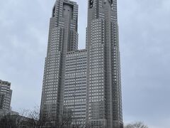 偕楽園に行くツアーを探したのですが、あってもなかなか催行が決まらなかったり、平日が多かったりで結局今回はオリオンツアーの「早春の香りに包まれて♪偕楽園「水戸の梅まつり」×いばらきフラワーパーク「河津桜」へ！絶品！黒毛和牛「俵ハンバーグ」ランチ＆いちご狩り食べ放題！」に申し込みました。梅の他に河津桜も見られること、いちご狩りがあることなどがポイントになりました。一人11,480円が全国旅行支援で9,185円、二人で18,370円でした。これに一人1,000円のクーポンがつきます。
集合はいつもの新宿、8時と少し遅め。人数は26人といつになく少な目でした。