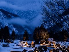 山に靄がかかり、集落に灯りが灯り、原風景そのものですね。