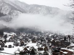 白川郷の展望台からの撮影。
雨脚が強く、靄で視界が悪かったです。