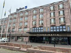 スウェーデン・ヨーテボリ『Radisson Blu Scandinavia Hotel, Göteborg』

『ラディソン ブル スカンジナビア ホテル ヨーテボリ』の外観の写真。

まだ秋にANAのビジネスクラスで行ったニューヨークの旅行記が
仕上がっていませんが、冬に行ったヨーロッパのブログも
作っていくことにします。

まずは北ヨーロッパにあるスウェーデン・ヨーテボリ編です。
北欧5か国（アイスランド、スウェーデン、デンマーク、ノルウェー、
フィンランド）のうち、以前訪れたことがある国（ノルウェー、
フィンランド）と今回訪れたスウェーデンを除くと、
まだ訪れたことがない国はアイスランドとデンマークの
2国を残すのみとなりました (#^^#)

アメリカ同様に、前もってビジネスクラスのエアチケットを
取っていたのではなく、コロナの入国条件が緩和された後、直前に
航空券を手配したため、燃油サーチャージ込みで
往復150万円弱しました (*_*)
（羽田空港 ー NY・JFK空港間のANAビジネスクラスは往復973,290円）
航空運賃についてはビジネスクラス搭乗記で詳しく載せることにします。

ここまでの旅行記はこちら↓

<羽田空港からビジネスクラスで北ヨーロッパへ ① 2023年春、
羽田空港第3ターミナル（国際線）のJAL『サクララウンジ』が
拡張オープン！2019年10月リニューアル後初の114番ゲート付近にある
JAL『サクララウンジ・スカイビュー』のオーダー式メニューを
いただきます♪クレジットカード会社ラウンジ『スカイラウンジ』＆
『スカイラウンジ アネックス』★高級ブランド免税店>

https://4travel.jp/travelogue/11809925

<羽田空港からビジネスクラスで北ヨーロッパへ ② 
東京・羽田空港ーフィンランド・ヘルシンキ・ヴァンター国際空港間の
新型ビジネスクラス「AirLounge」フィンエアーAY62便
（エアバスA350-900）搭乗記★【マリメッコ】や【イッタラ】>

https://4travel.jp/travelogue/11812542

<羽田空港からビジネスクラスで北ヨーロッパへ♪ダイジェスト版！
2019年10月にリニューアルした114番ゲート付近にあるJAL
『サクララウンジ・スカイビュー』スウェーデン第2の都市である
ヨーテボリ（イェーテボリ）編★ショッピングモール『ノードスタン』
「ヨーテボリ中央駅」北欧フィンランド発のブランド【マリメッコ】
『クラリオン ホテル ポスト』のオシャレなスウェーデン料理
レストラン【Norda】でディナー♪>

https://4travel.jp/travelogue/11810461