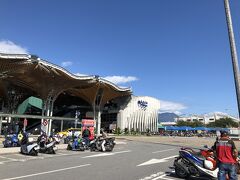 花蓮までは約2時間。台北近郊の瑞芳駅あたりは廃墟と化している建物もちらほら。そういう感じが続くかと思いきや、水田地帯があったり、駅の周りの開発が盛んな場所があったり、バラエティに富んでいた。車窓からでも、礁渓駅、宜蘭駅周辺は魅力的だと感じた。