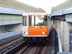 コスモスクエア行きの電車がきたのでこれで大阪港駅まで行く。
地下鉄中央線は比較的古い路線で、昭和36年にここ弁天町駅から大阪港駅まで開業したのが最初、昭和30年代おうちに本町まで延伸した。開業当初は、地下鉄ながら「全線高架線」で、その高架線も、阪神高速道路と一体構造で建設されていた。御堂筋線やけいはんな線など、大阪府でよく見られる方式である。
ここ弁天町駅自体、昭和36年の開業、大阪環状線の全通と同時に開業し、その半年後にこの中央線が開業したと言うわけ。
大阪環状線自体が比較的新しく、東半分の天王寺-鶴橋-大阪間（城東線区間）は明治に開通していたが、西半分は昭和になってから「貨物線」として徐々に延ばされた。現在の桜島線区間は開業が早かったのだが、今宮から大正の手前までは貨物線として昭和に開業し、その後全通した。