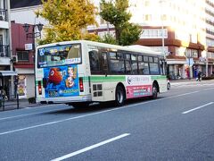 港がすぐの場所だが、駅周辺は港町というイメージはなく、普通の雑然とした街である。遊園地地区へ歩く横を大阪市のバスが通り過ぎる。
天保山は、バスの便も良く、なんば駅や大阪梅田駅まで直行している。結構距離があり、1時間近くかかる。途中の九条駅付近までは本数も多い。