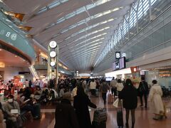 年が明けても羽田空港は相変わらず大混雑。旅割のせいかコロナで出かけられなかった反動なのか