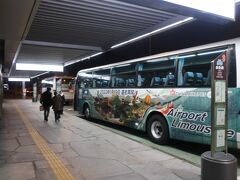 リムジンバスで高松駅へむかう。40分ほどで高松市街地に到着するようだ。料金は900円