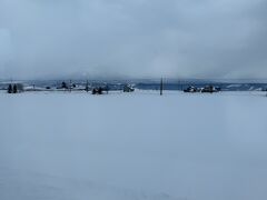 11:42富良野駅発車。

富良野は平野なので平坦な景色が広がってます。
なんかどんどん曇ってますね。