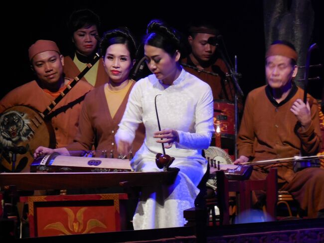 ベトナム伝統楽器の音色とともに