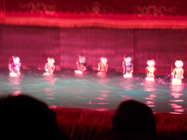 夕方、タンロン水上人形劇を鑑賞しました。<br />