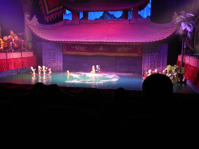 水上人形劇は1000年も前から伝わるものだそうです。<br />農民の収穫の祭りの時に水辺で演じたのが始まりとか。