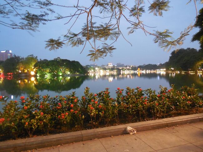 ホアンキエム湖の湖面に灯りが映り出しました。