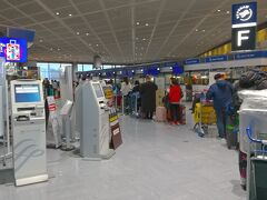 ロイヤルブルネイ航空は成田空港第一ターミナル、北ウィングに乗り入れています。
ロイヤルブルネイ航空のカウンター
圧倒的に日本人以外の人が多い。
