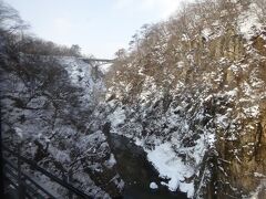 そのあと、長いトンネルがいくつかある。
そのトンネルとトンネルの間にあるのが、有名な「鳴子峡」。
列車は速度を落として通過。