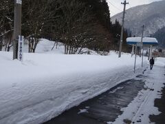 瀬見温泉駅に停車。
駅名標の下の方が雪に埋まっていて読めない。