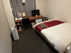 鹿児島のホテルに着きました。部屋はセミダブルです。このホテルには二泊お世話になります。