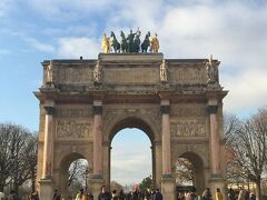 カルーゼル凱旋門
Arc de Triomphe du Carrousel

カルーゼル凱旋門（ arc de triomphe du Carrousel）は、パリ1区にある凱旋門であり、かつてテュイルリー宮殿であった公園内のカルーゼル広場に位置する。 1806年から1808年にかけて、前年のナポレオンの勝利を祝するために建設された。 より有名なエトワール凱旋門も同年に設計されたが、エトワールの大きさは約2倍あり、完成までにおおよそ30年を要している。

構造
メイン・アーチの下中央のバス・レリーフ
カルーゼル凱旋門の大きさは、高さ19メートル、巾23メートル、奥行7.3メートルである。 中央のアーチの高さは6.4メートル、両脇の小さなアーチの高さは4.3メートルである。 外回りには花崗岩でできた8本のコリント式コラムがあり、上には帝国の兵士8人の像がある。 兵士の間の破風には、以下のバス・レリーフ(浅浮き彫り)が施されている。

ナポレオンの外交的、軍事的勝利を祝し、バラ大理石にバス・レリーフが施されている。 その意味は以下の通り。

プレスブルクの和約
ミュンヘンに入るナポレオン
ウィーンに入るナポレオン、彫刻は ルイ＝ピエール・ドゥセーヌ(Louis-Pierre Deseine)
アウステルリッツの戦い、彫刻は ジャン＝ジョセフ・エスペルシュー(Jean-Joseph Espercieux)
ティルジットの和約
ウルムの降伏、彫刻はピエール・カルトリエ(Pierre Cartellier)
当然ながら、アーチはローマ帝国の凱旋門、特にセプティミウス・セウェルスの凱旋門を模している。 バス・レリーフのテーマとなった戦いは、当時ルーヴル宮殿にあったナポレオン博物館の館長 Vivant Denon によって選びだされ、 画家のシャルル・メニエによりデザインされた。
門の頂上にあるクアドリガは、ヴェネツィアのサン・マルコ寺院正面入り口の上に置かれた、いわゆる「サン・マルコの馬」の複製である。
(wikiより)