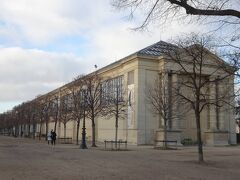 オランジュリー美術館
Musée de l'Orangerie

庭園の一角にひっそりとある美術館。

オランジュリー美術館（オランジュリーびじゅつかん、仏: Musée de l'Orangerie）はフランスのパリにある印象派とポスト印象派の美術館である。

概要
セザンヌ、マティス、モディリアーニ、モネ、ピカソ、ルノワール、シスレー、スーティンなどの作品を収蔵している。

1区のコンコルド広場の隣、テュイルリー公園内にセーヌ川に面して建っている[2]。もともとはテュイルリー宮殿のオレンジ温室（オランジュリー[3]）だったが、1927年、モネの『睡蓮』の連作を収めるために美術館として整備されたのである。

1965年からはフランスに寄贈されたジャン・ヴァルテル&ポール・ギヨームコレクションの散逸を防ぐために保護に当たっている。

1999年8月から改装のため永らく休館が続いていたが2006年5月再オープンした。(wikiより）