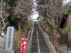 蒲田方面からこの階段で登る