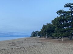 朝は5時半に起きて
宿からすぐの海辺を散歩。