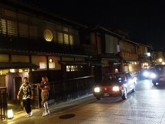 　人と車で賑やかな花見小路。花街「祇園甲部」のメインストリートです。