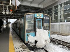 12時10分発の青い森鉄道の青森行き普通電車に乗車しました。

2両編成の青い森701系電車で、青森方面の車両の先頭には大量の雪が付いていました。