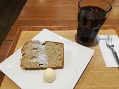 帰りのあずさまでまだ時間があったので、ベルビアの中のカフェで時間潰し。
店内に本棚があってご自由に読んでください～ってなってたので、適当に選んで読んでみたたらなんともハズレだった。
女性作家が描く女性特有の…若い時からこういうの好みじゃなかったな。

そうこうしているうちに時間になり、あずさに乗車→帰京。
前夜の睡眠時間が短かったので眠っているうちにあっという間に帰ってきた感じ。

やっぱり温泉は良いな。
これまで温泉=冬のイメージだったけど、新緑の季節とかにも行ってみたいかも。