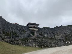 いよいよ首里城です。
城壁が曲線なんです。
日本の同じ時代の城壁よりも技術が進んでいるそうです。
中国からの技術が入っているのとが琉球石灰岩と言う加工がしやすい岩の影響のようです。