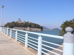 大宰府を後にし、佐賀県の唐津城へ。
舞鶴橋を渡ったところにあります。
橋の奥に唐津城が見えました。
