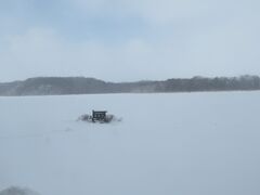 網走湖。
本当はここでワカサギ釣り体験（氷に穴をあけてワカサギ釣って
最後に天ぷらで食べる）をしたかったのですが
今年はワカサギが少なくて２月半ばで終了してしまったとのことで
残念(;_;)