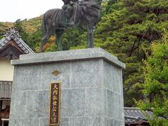 大内弘世公の騎馬像