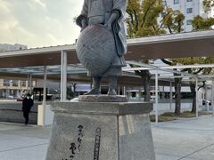 新山口駅に到着。次の電車まで少し時間があったので、駅前広場を散策。
山口・防府市出身の俳人・種田山頭火像がお出迎えしてくれます。『分け入っても分け入っても青い山』の俳句で有名です。中学校で習ったのですが、この五七五の韻律ガン無視の自由律俳句がすごく印象に残っています。