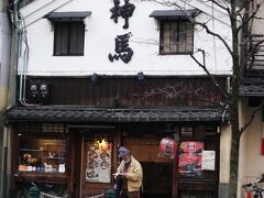 夕食は、バスで神馬へ。