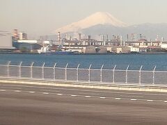 早朝の羽田空港　滑走路から既に富士山が良く見える。
結局1日目が一番晴れていて景色がよく見えた。

この日初めて緑のANAを見てびっくり。知らなかったのよ。
