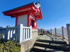 砂浜から龍王岬展望台へ上る。
龍王宮(海津見神社)