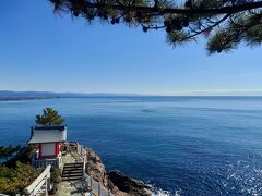 さらに上の龍王岬展望台から龍王宮(海津見神社)を見る。